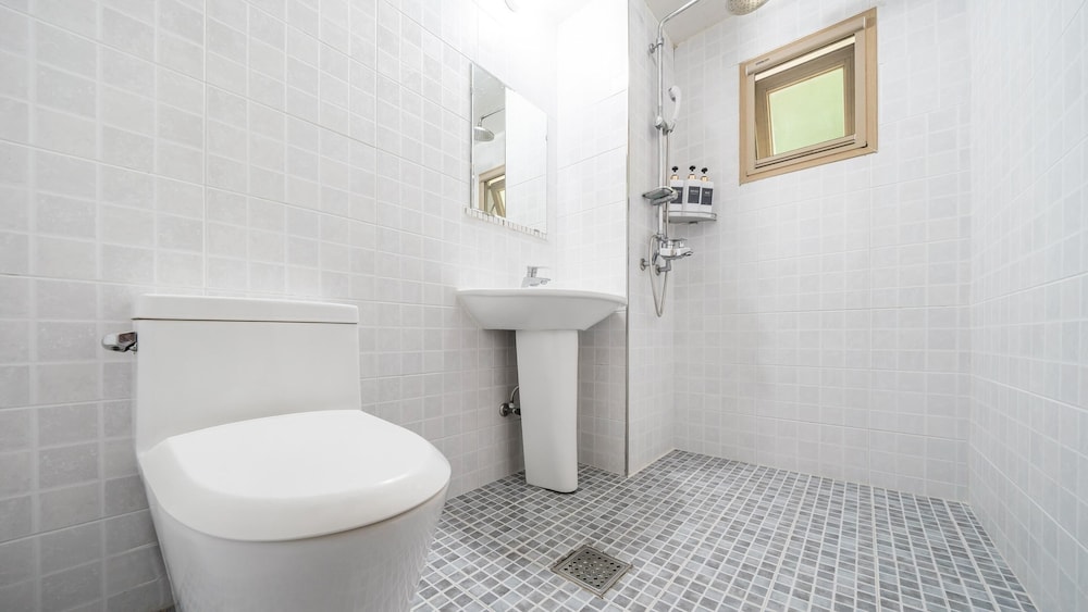 Basic Room, 1 Bedroom (102 (Oceanview)) - Photo 9