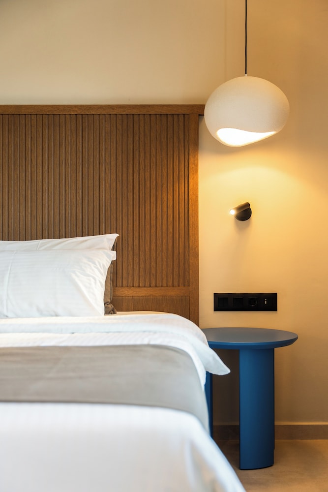 Deluxe Suite with Panoramic Sea View - Photo 13
