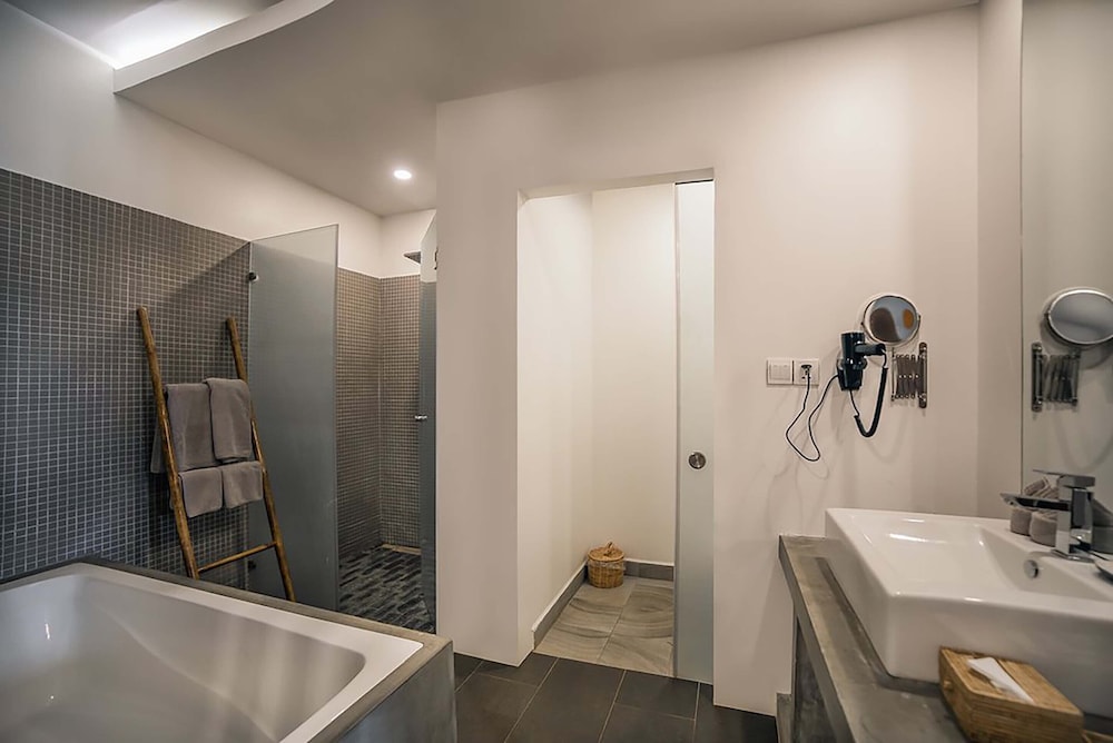Suite Access Pool - Photo 5