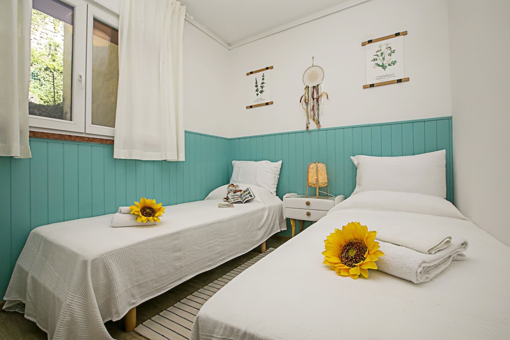 Family Apartment, Multiple Bedrooms, Mountainside (Casa Turchese)