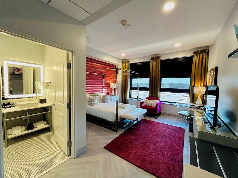 Deluxe Room, 1 Queen Bed, City View (Pretty In Pink) photo 3