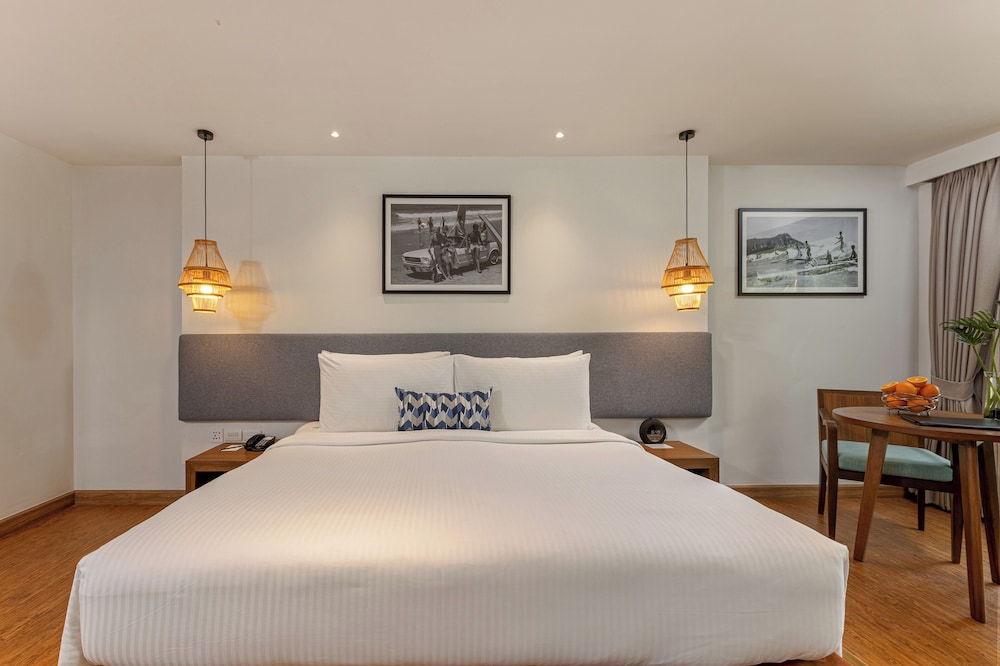 Premier Room, 1 King Bed with Sofa bed, Balcony (Garden) thumbnail 5