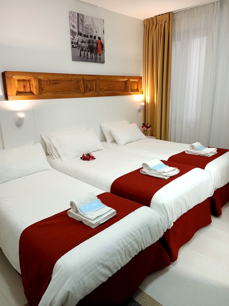 Family Twin Room, Ensuite photo 3