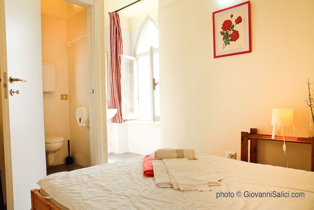 Single Room, Private Bathroom