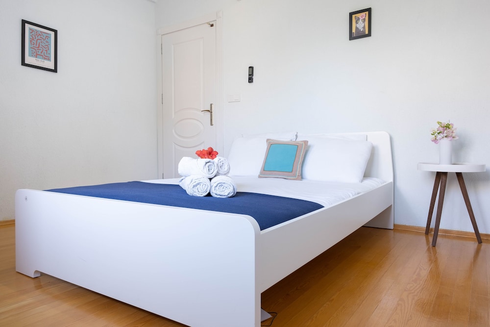 Luna - 2 Bed with Private Garden by the Pool thumbnail 6