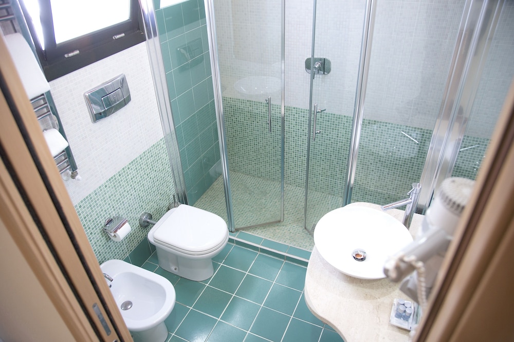 Standard Double Room - Photo 15