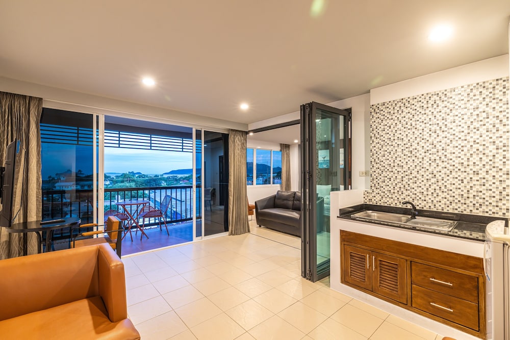 Deluxe Suite, 1 King Bed, Sea View - Photo 9