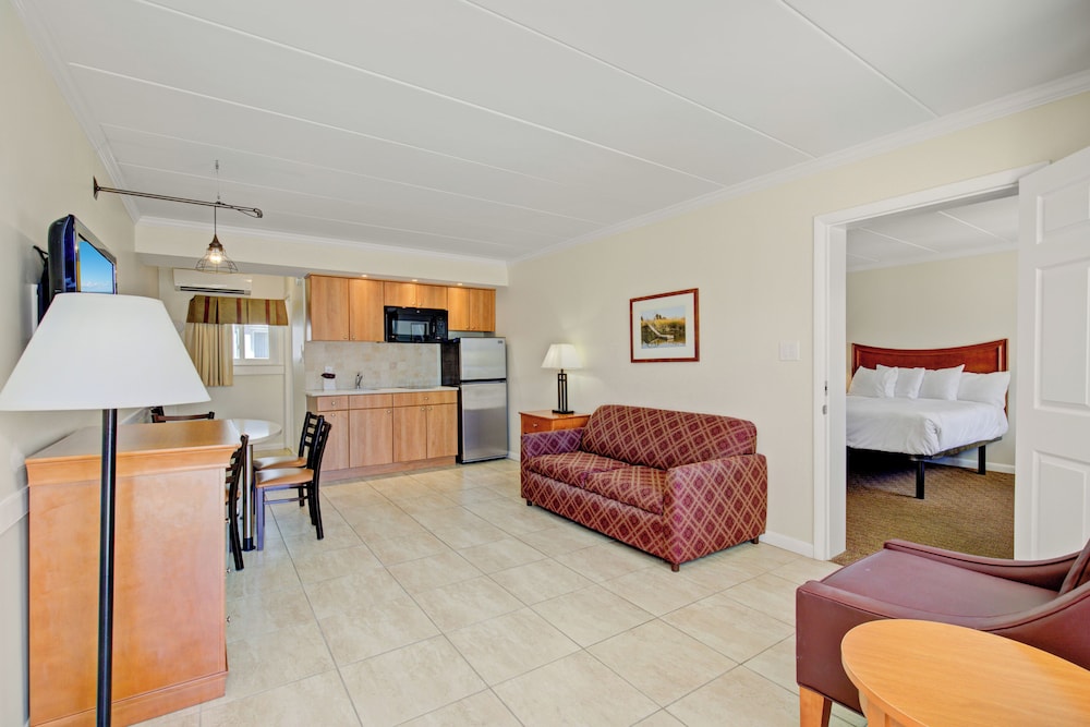 Traditional Suite, 1 King Bed with Sofa bed
