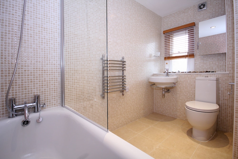 Apartment, 2 Bedrooms, 2 Bathrooms (Montague House Rg40 1au) photo 3