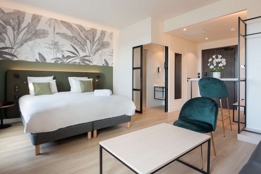 Standard Room (1 Double Bed, 2 Single Beds) - Photo 2