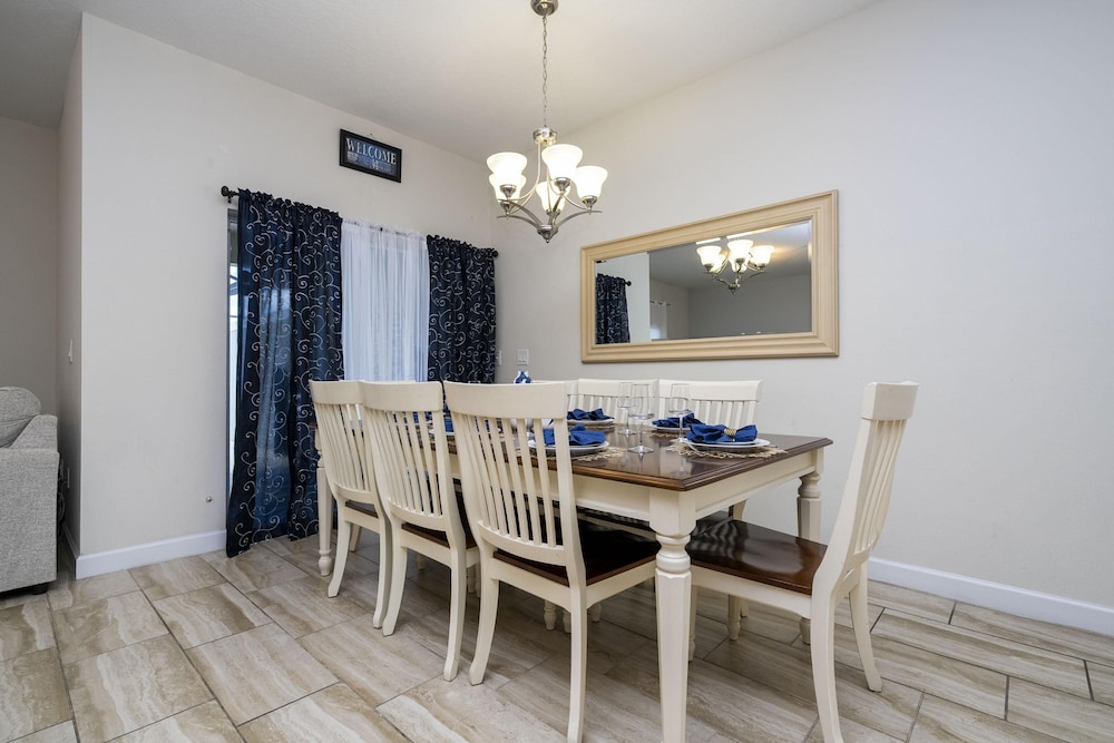 Beautiful 4BR 3BA Home w Pool at Storey Lake, Foto 40