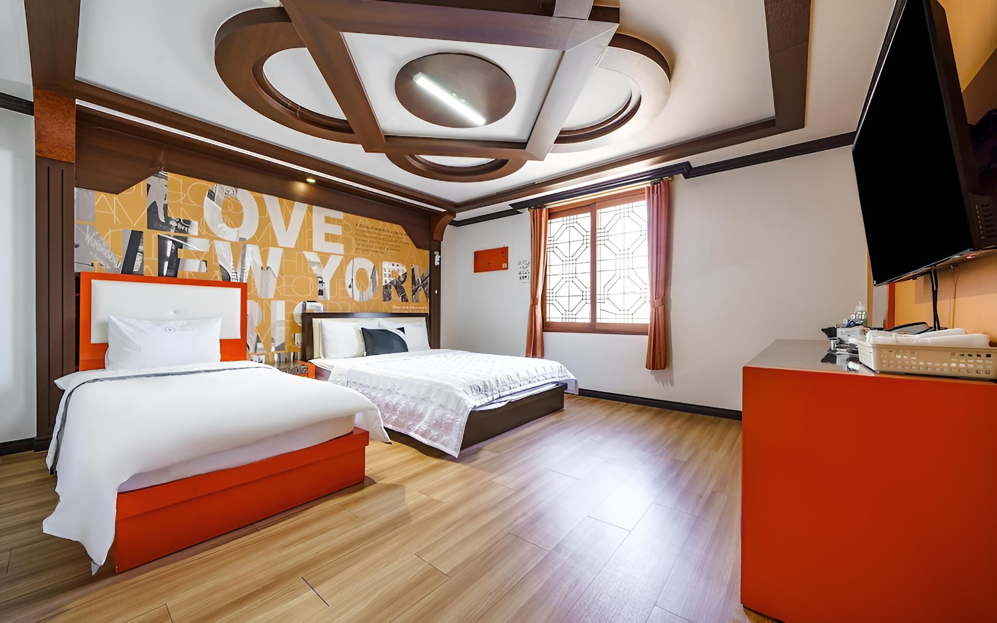 Room (Standard Room (Twin)) - Photo 6