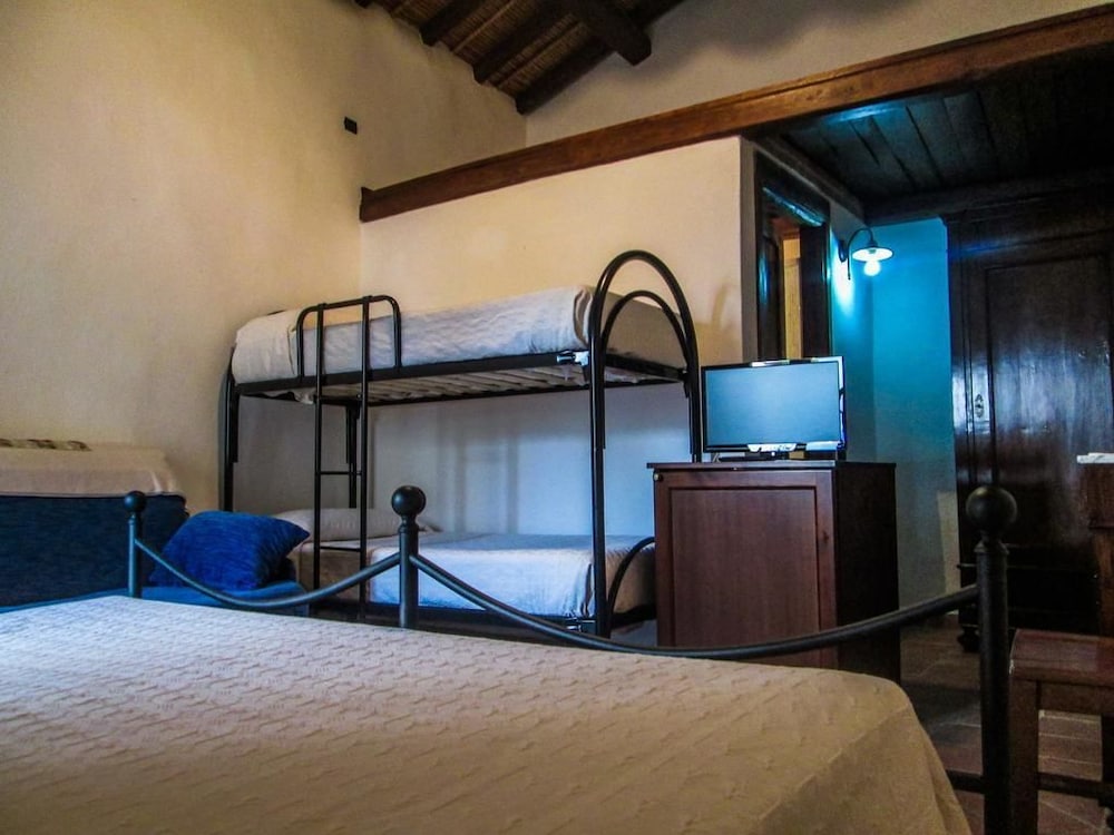 Classic Triple Room, Courtyard View, Courtyard Area photo 3