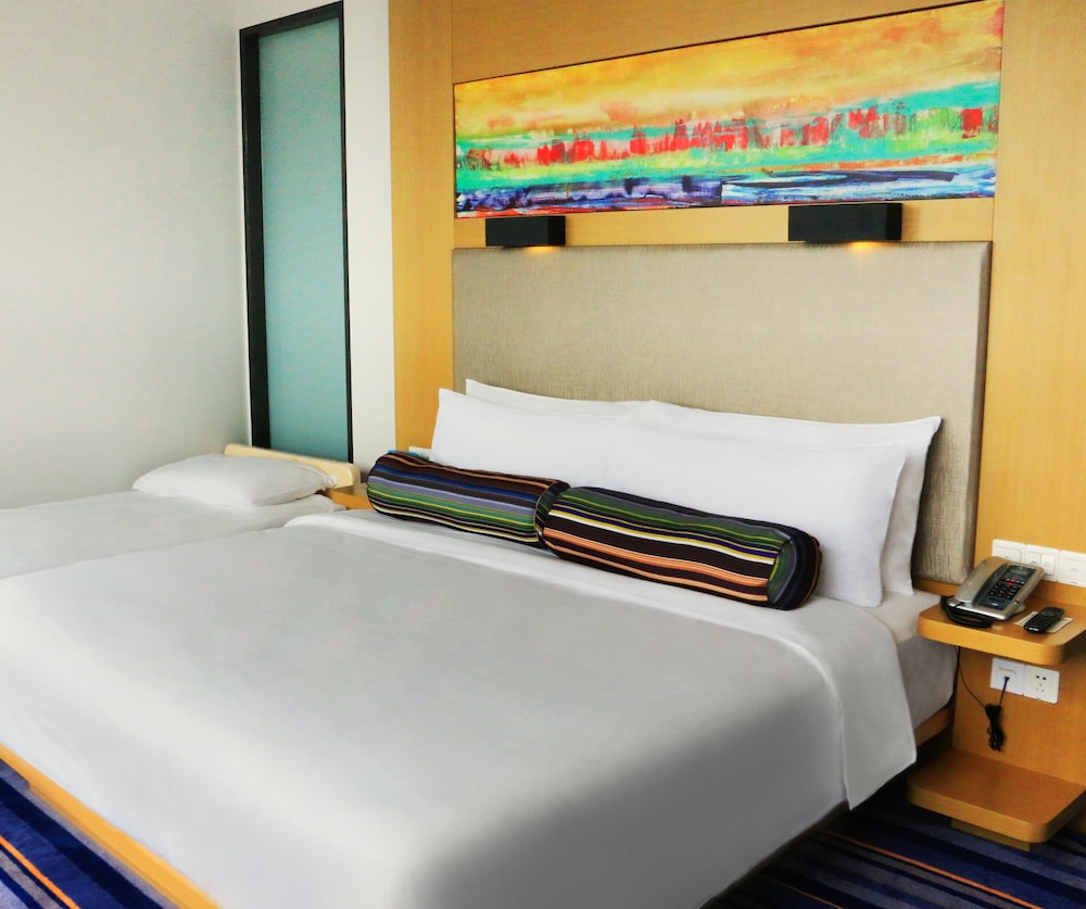 aloft, Room, 1 King Bed photo 2