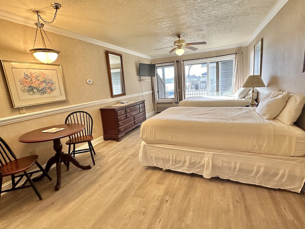 Lower Lake Room