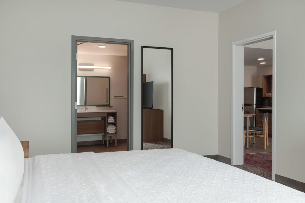 Suite, 1 King Bed, Accessible, Bathtub