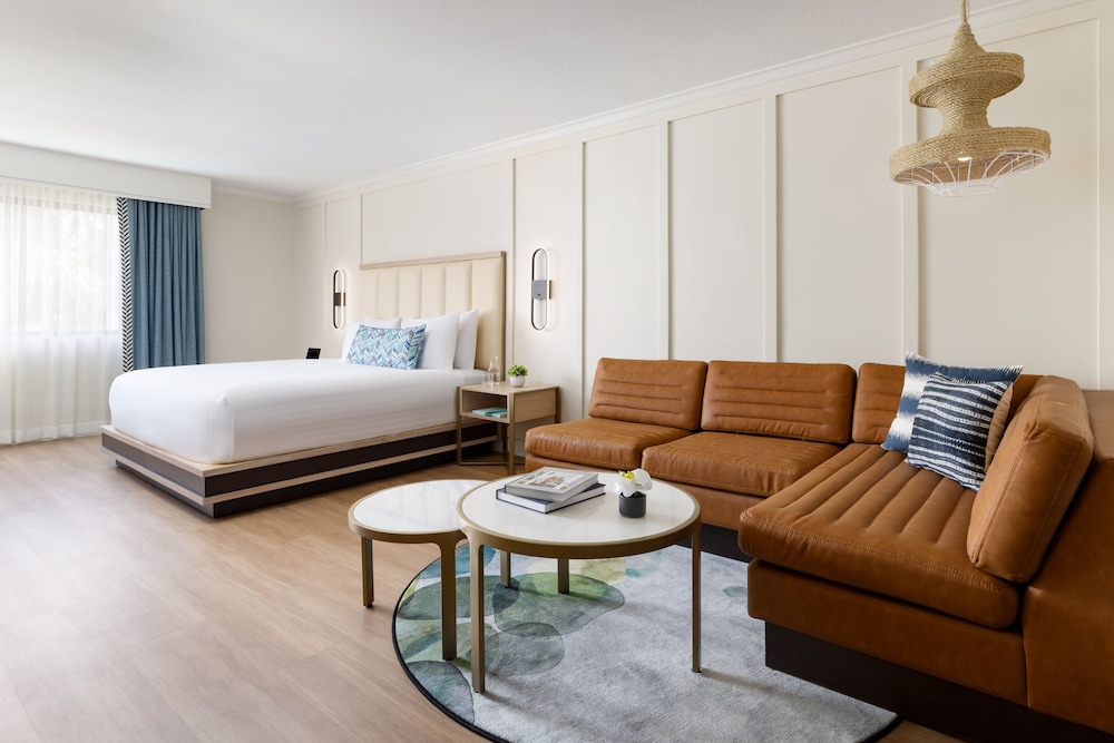 Premium Room, 1 King Bed with Sofa bed - Photo 7