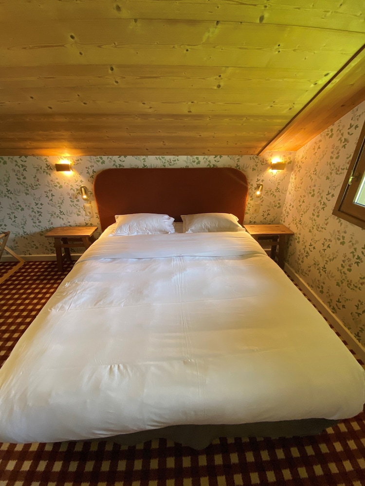 Standard Apartment, 1 Queen Bed, Balcony, Mountain View - Photo 2