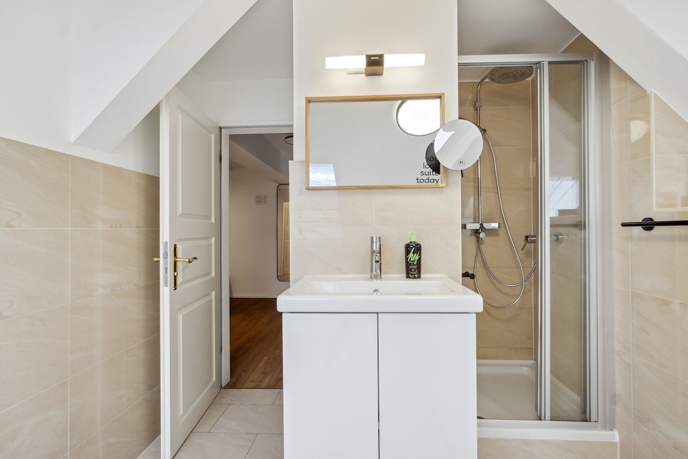 One-Bedroom Attic Suite photo 3
