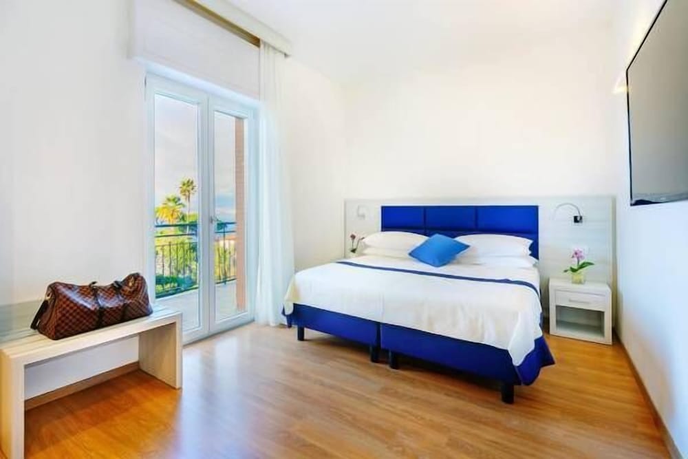 Superior Double or Twin Room, Balcony, Sea View photo 1