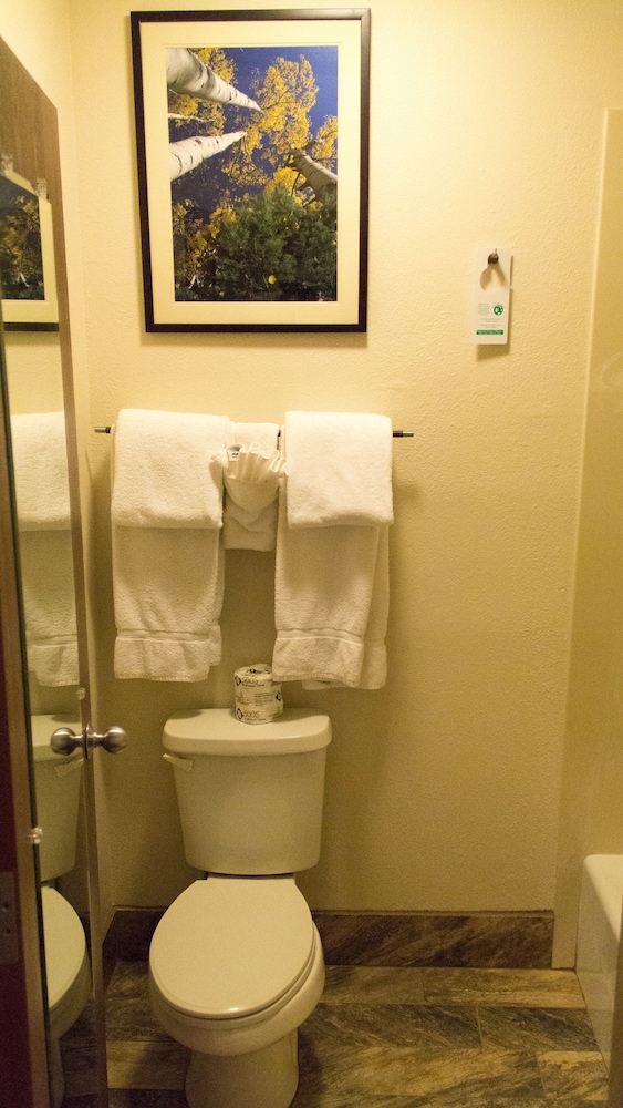 Standard Room, 1 King Bed, Non Smoking - Photo 5