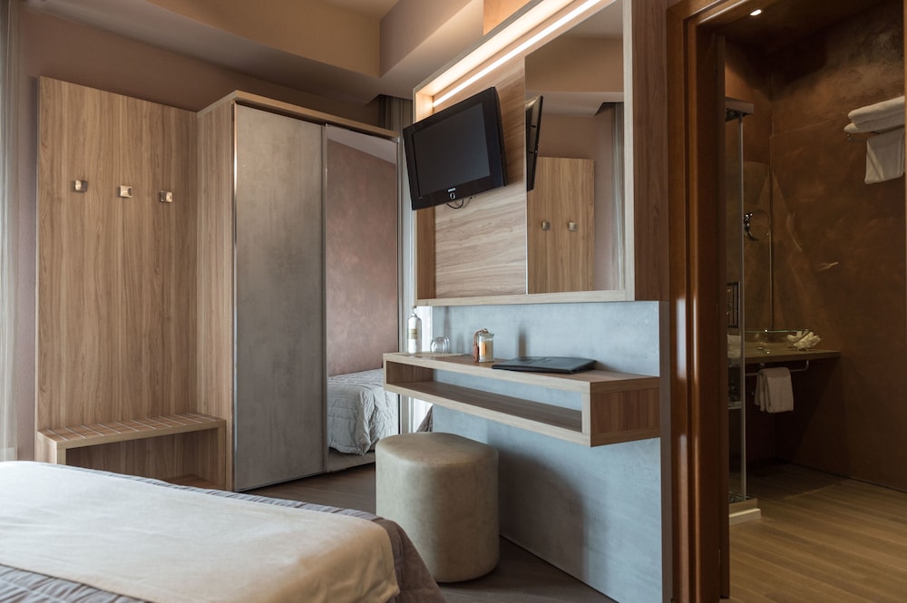 Double Room (with extra bed) - Photo 5