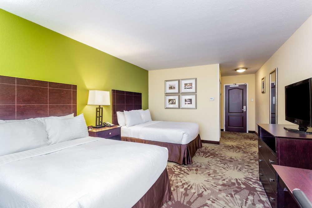 Standard Room, 2 Double Beds, Roll-In Shower (Mobility) photo 1