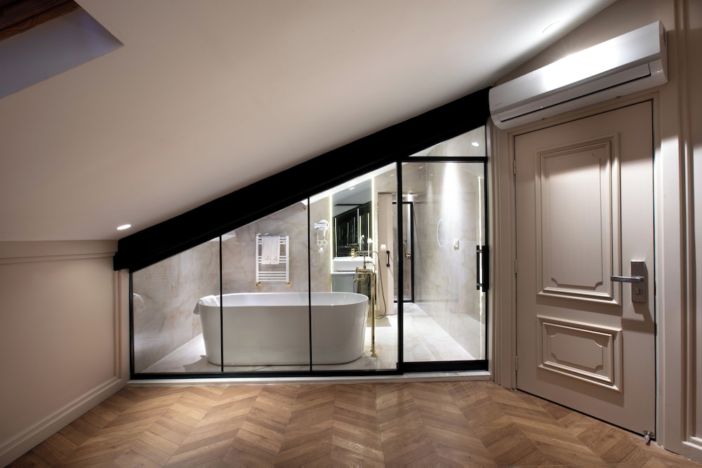 Executive Terrace Suite with Fireplace - Spa Bath - Private Lounge Access photo 3