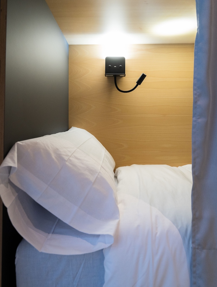 1 bed in 28-Bed Mixed Dormitory Room photo 2