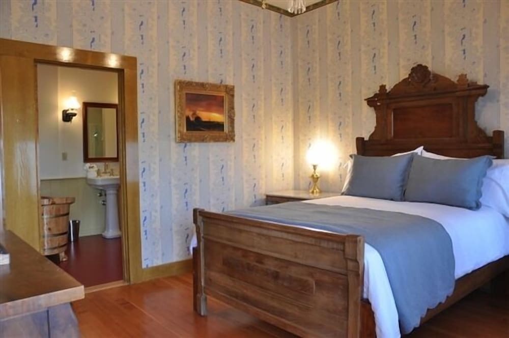 Deluxe Suite, 1 Queen Bed, Balcony, Park View (Pine Tub Suite)