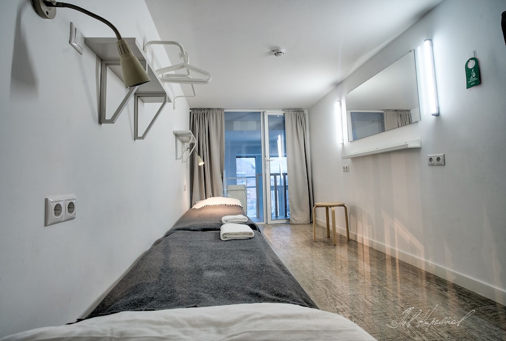 Economy Double or Twin Room, 2 Twin Beds, Shared Bathroom photo 1