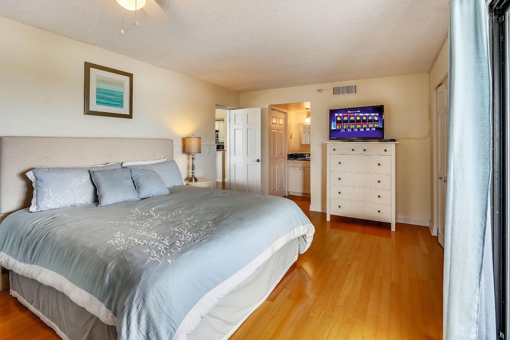 Condo, Multiple Beds (Seahorse 401) photo 2