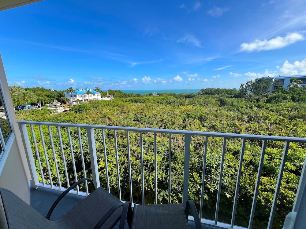Deluxe Room, 1 Queen Bed with Sofa bed, Ocean View (1 Bedroom Ocean View Suite Signature) photo 3