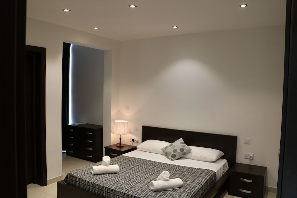 Apartment, 3 Bedrooms (Black & White)