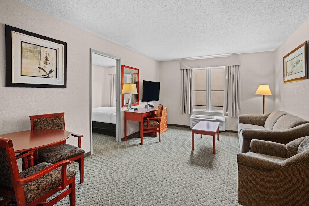 1 Queen Bed 1 Sofa bed Bedroom Efficiency photo 1