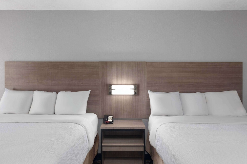 Standard Room, 2 Queen Beds - Photo 4
