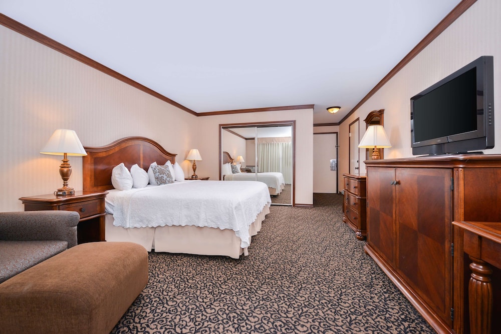 Standard Room, 1 King Bed, Lake View, Ground Floor