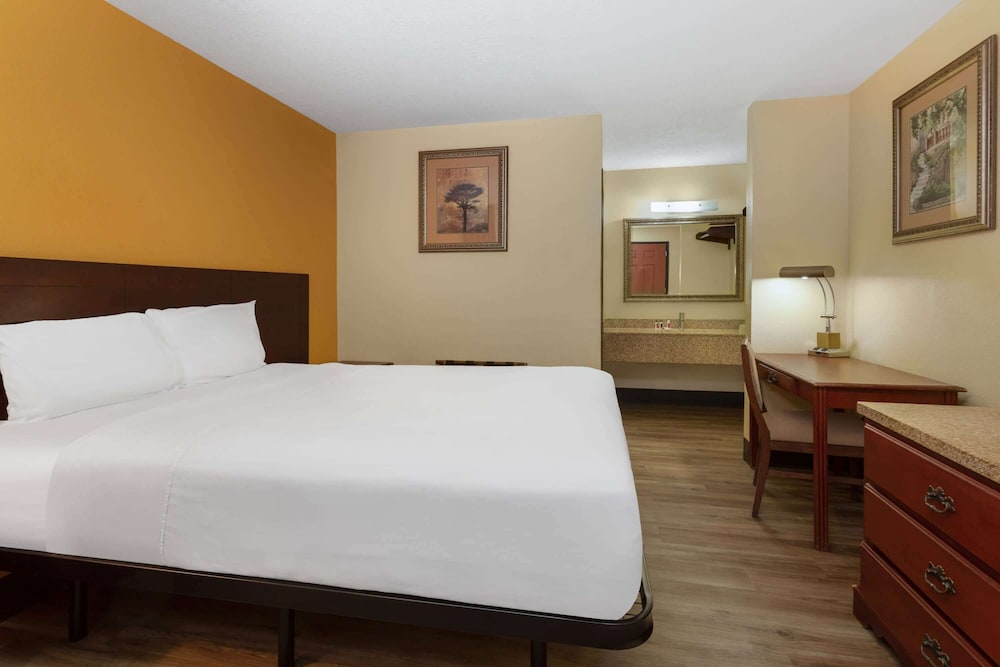 Deluxe Room, 1 Queen Bed, Non Smoking - Photo 6