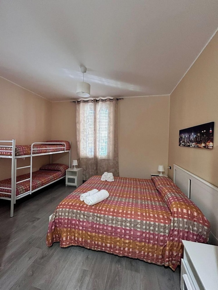 Basic Quadruple Room photo 2