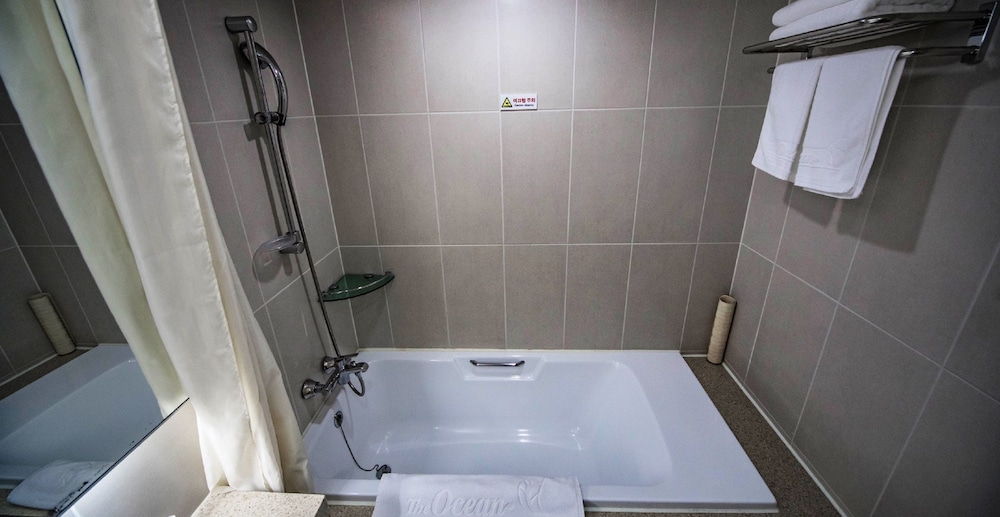 Double Room, Partial Ocean View (Max 2 People) photo 2