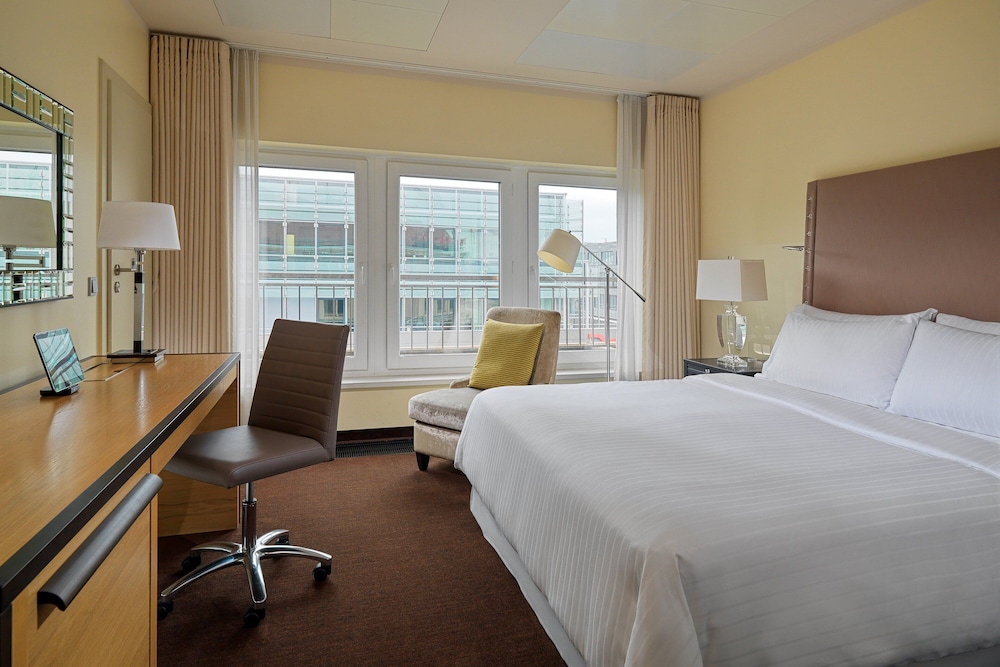 Panoramic Room, 1 King Bed, City View thumbnail 6