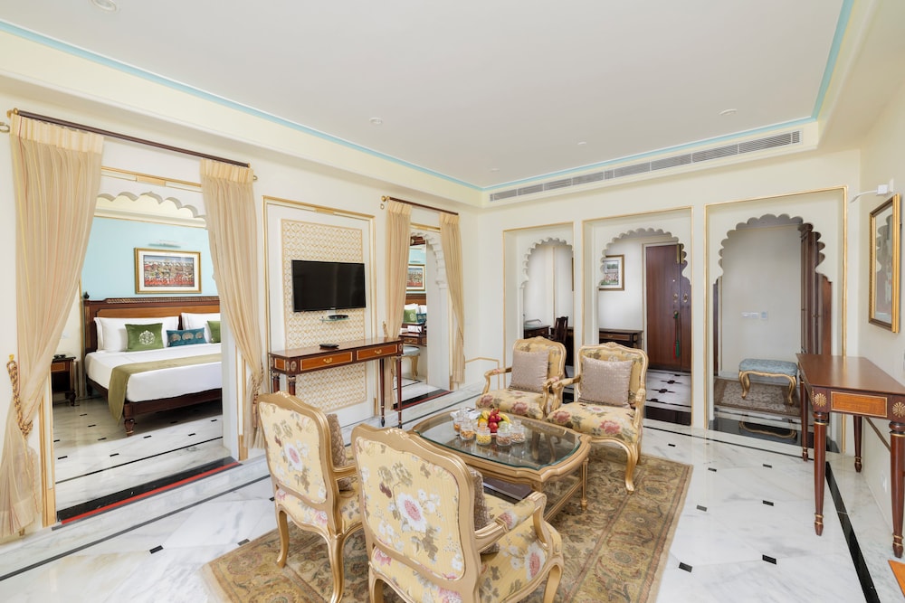 Grand Luxury Suite Courtyard View - Photo 1