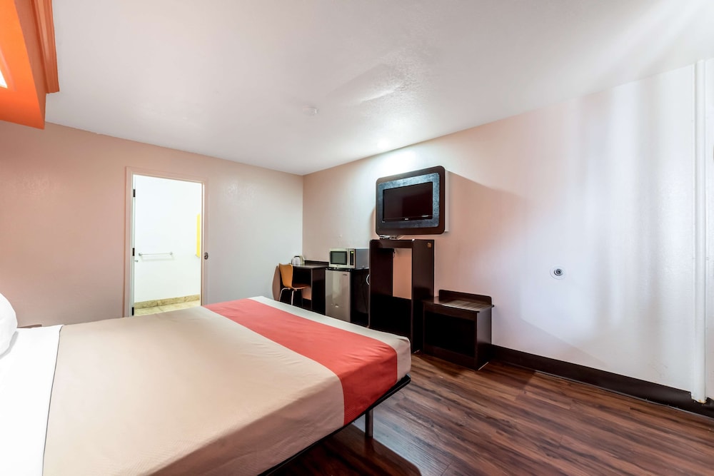 Standard Room, 1 King Bed, Smoking - Photo 5