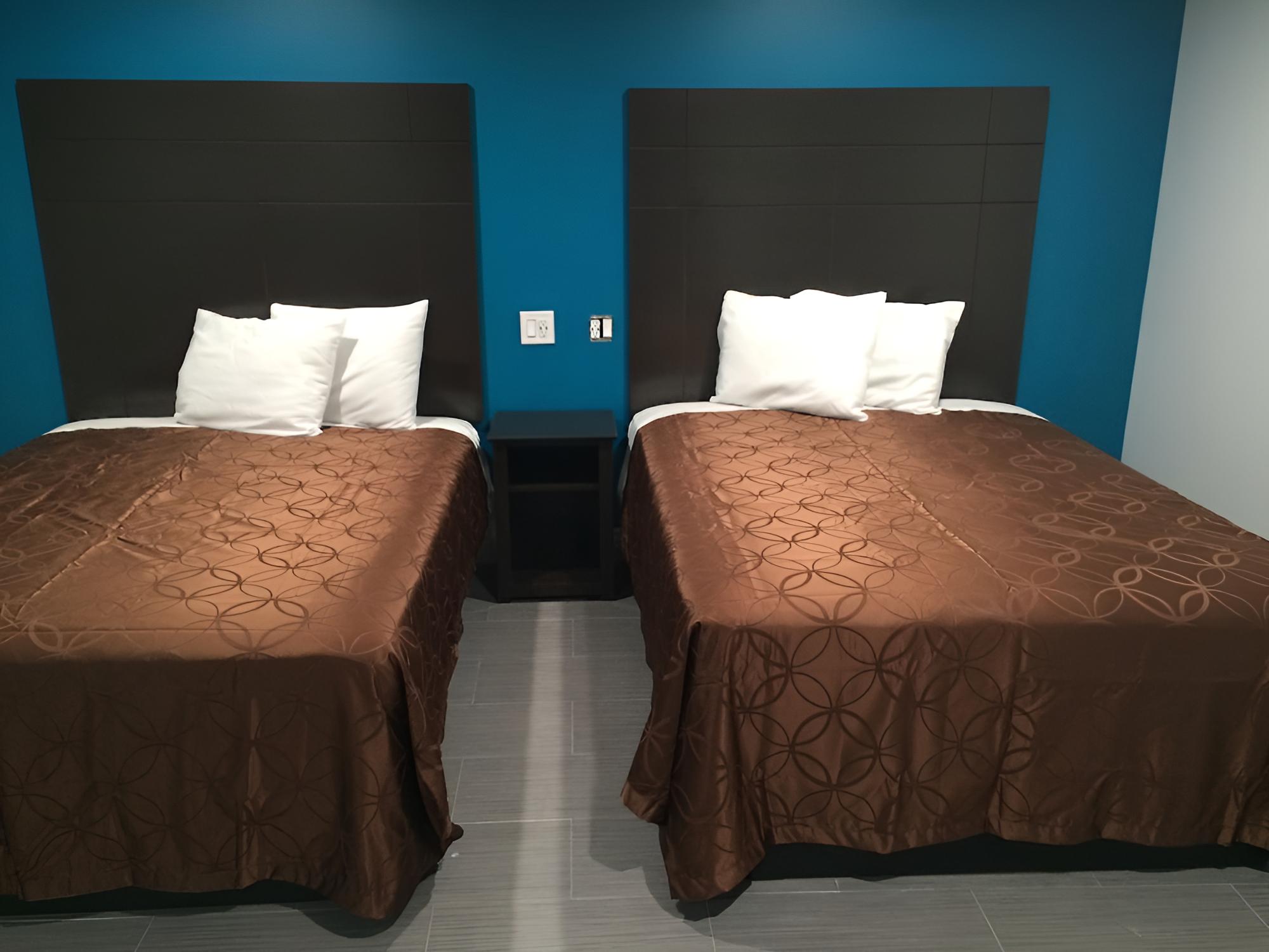 Basic Single Room, 2 Queen Beds photo 3