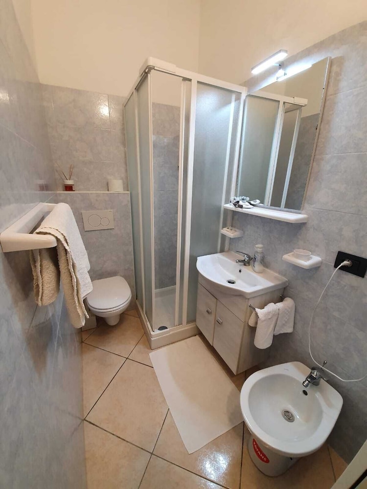 Standard Quadruple Room, Ensuite photo 2