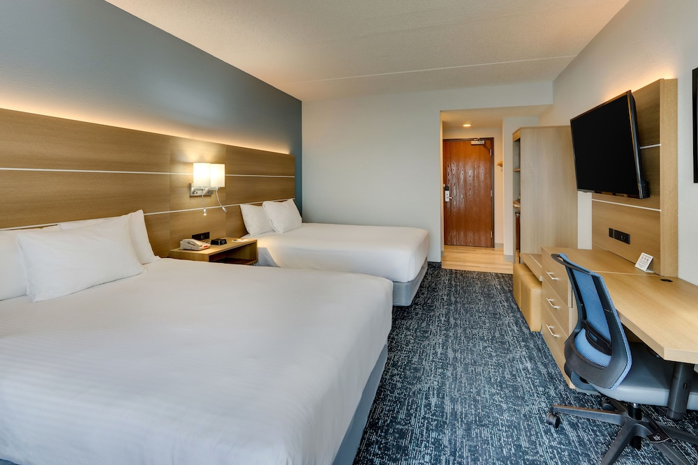 Superior Room, 2 Queen Beds, Balcony, Partial Lake View