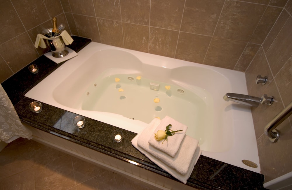 Harbor Hill Luxury King photo 2