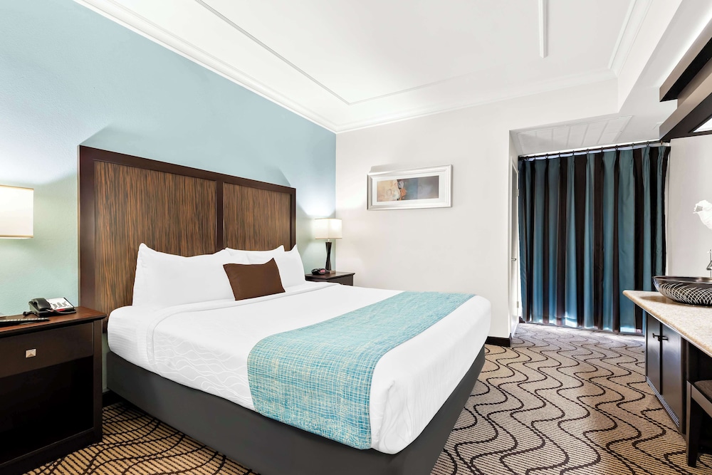 Suite, 1 King Bed With Sofa Bed, Non Smoking, Balcony (With Sofabed)