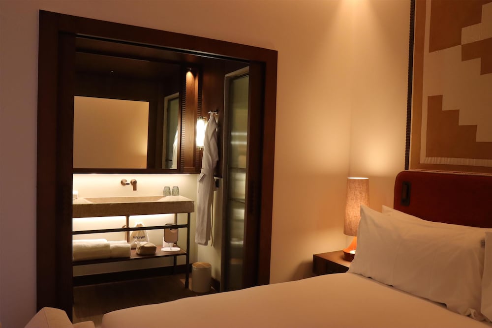 Room, 1 King Bed, Balcony (Pachacamac) thumbnail 5