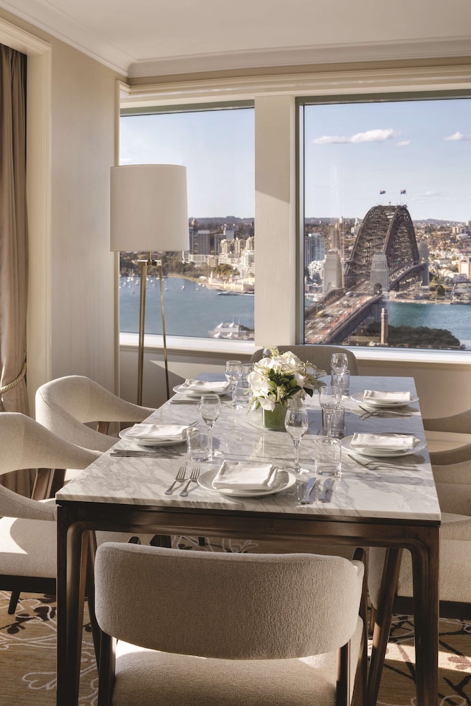 Suite, Club Lounge Access, Harbor View (Governor, High Floor)